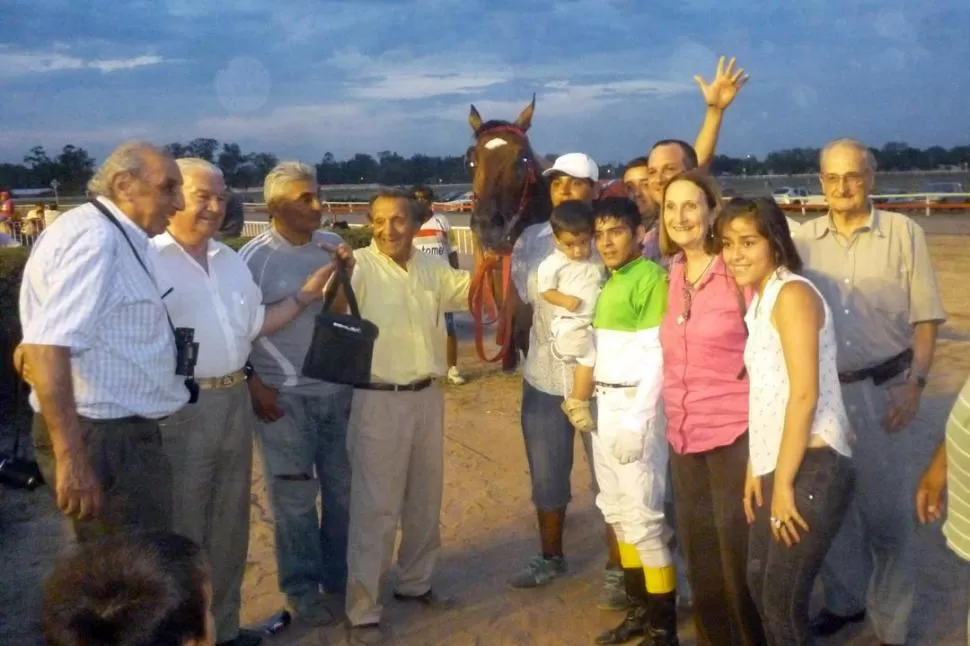 FESTEJO EN EL PODIO. La barra del stud salteño La China celebra la gran victoria de Adeso en el clásico Jockey Club. 