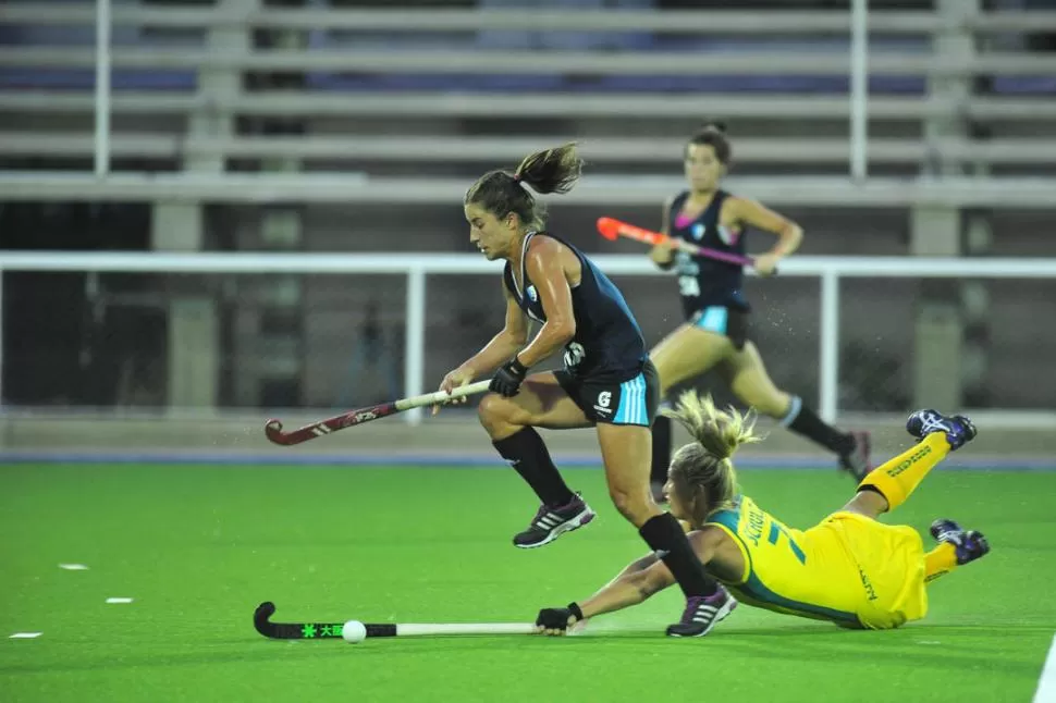 AL ATAQUE. Rosario Luchetti trata de superar la marca de la australiana Jodie Schulz. El segundo amistoso de Las Leonas será contra Alemania, el miércoles. 