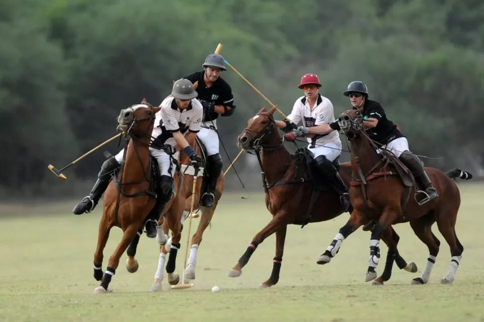 TODOS VAN EN BUSCA DE LA BOCHA. La final entre La Baguala y El Bodegón fue emotiva desde el primer chukker. 