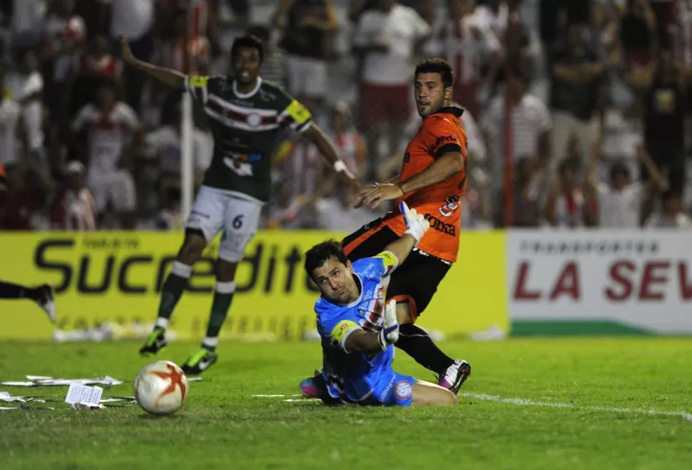 LA MÁS CLARA. Nicolás Caprio sigue la pelota con la mirada. El balón se fue pegado al palo derecho tras un remate de Silba. 