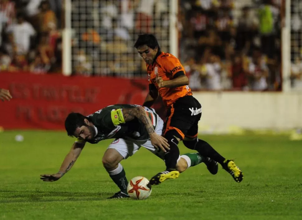 VOLTEÓ AL GIGANTE. Martínez, que aquí puntea la bocha de atrás y derriba al alto Vera, jugó otra vez un gran partido. 