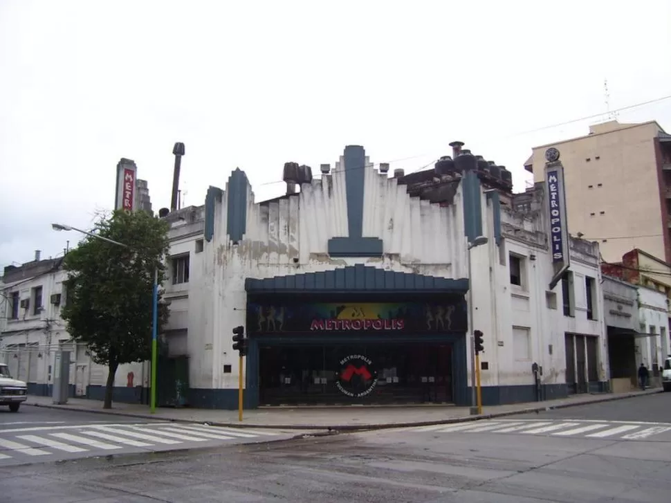 EL EDISON. En esta esquina, que hoy ocupa un boliche, el cine estrenó en 1956 el formato panorámico.