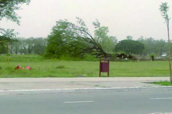 Picada de motos al frente de dos escuelas