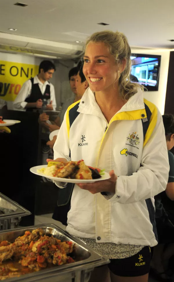 HORA DEL ALMUERZO. Eastham sonríe mientras le sirven la comida en el hotel.  