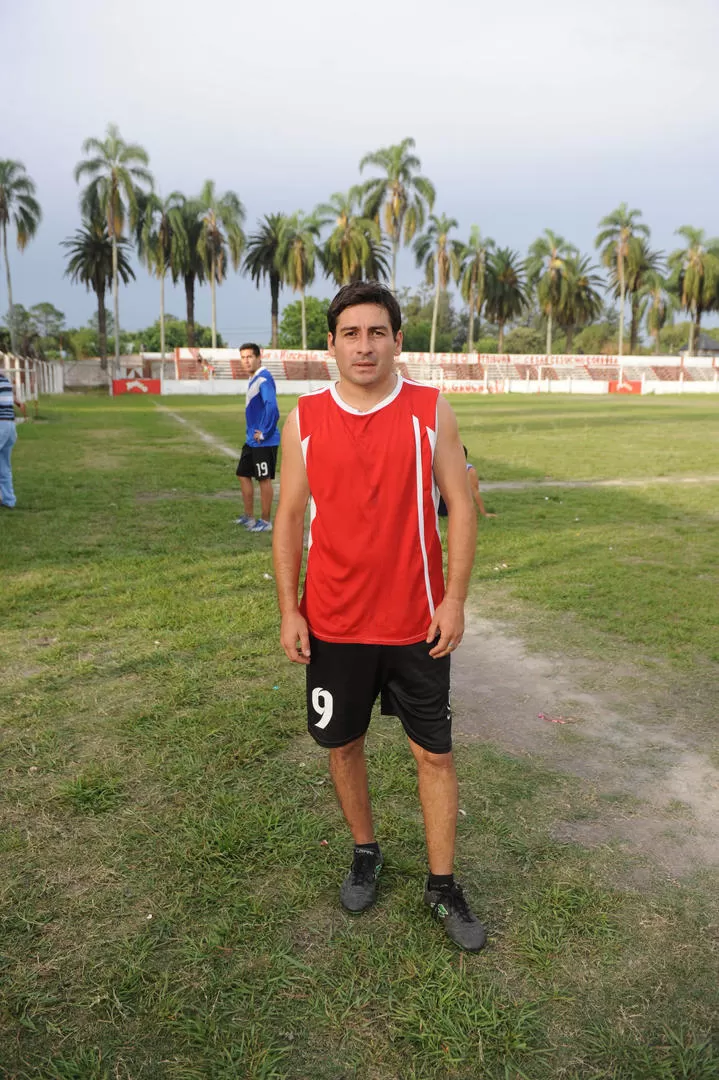 DOBLE FUNCIÓN. Autino montó un taller de soldadura plástica en el estadio. 