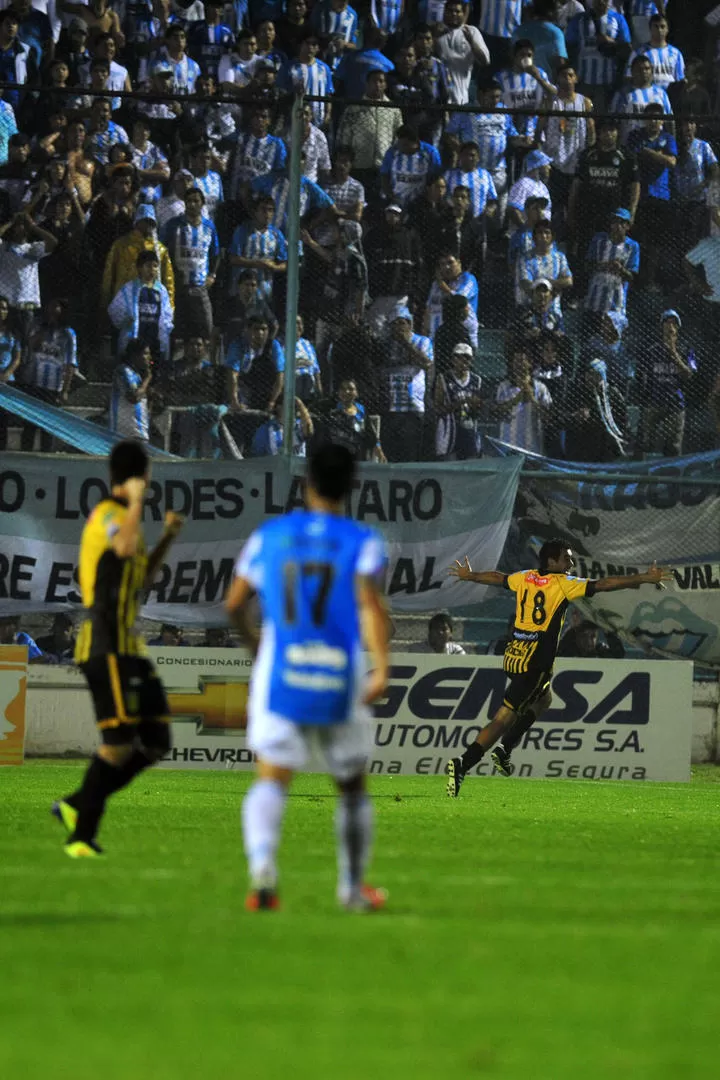 GRITO SOLITARIO. Ceballos abre sus brazos para festejar el gol de la victoria ante la mirada atónita de los hinchas ubicados en la tribuna de calle Chile.  