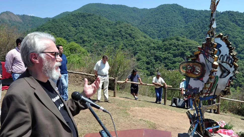 EN EL RECUERDO. El padre de Cassandre dijo que el objetivo del monumento es representar la libertad y la vida de las mujeres. TELAM