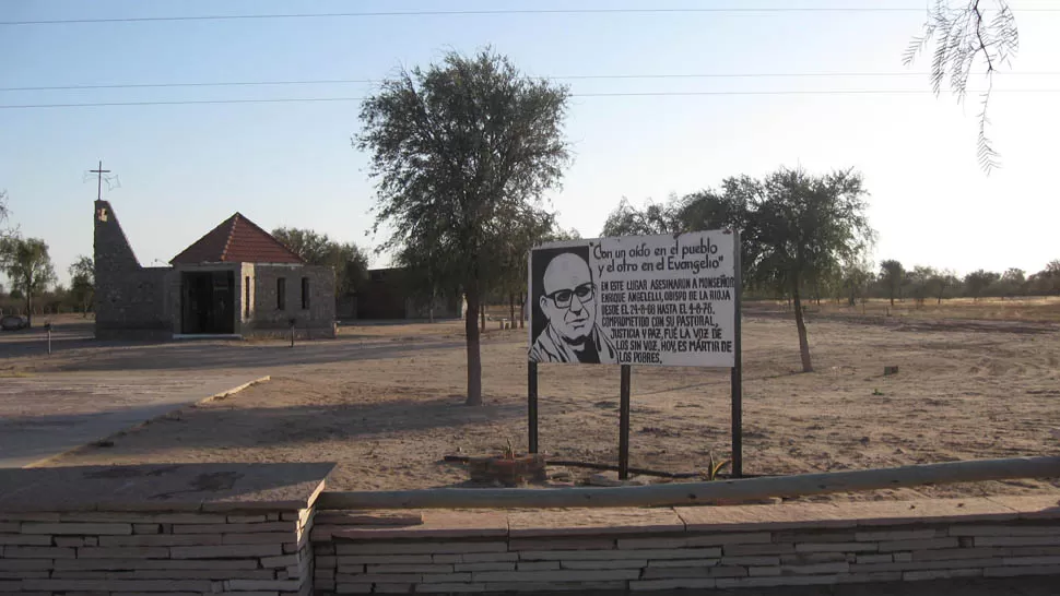 HOMENAJE. En la capilla de Punta de Los Llanos, un cartel recuerda la muerte del obispo Angelelli. FOTO ARCHIVO