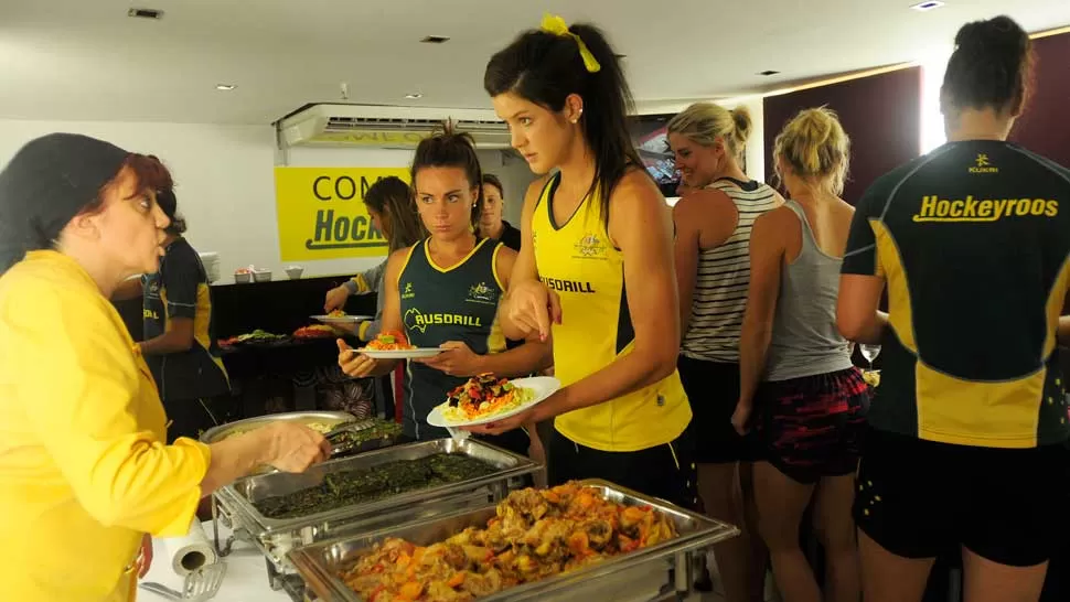 A LA MESA. Las oceánicas almuerzan en el hotel antes de prepararse para el entrenamiento de esta tarde. LA GACETA / ANALIA JARAMILLO