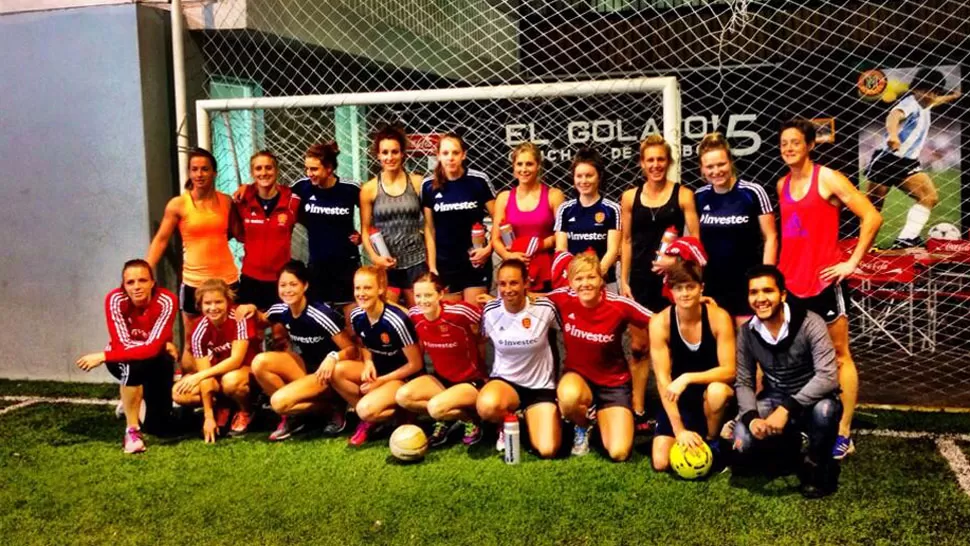 CON EL DIEGO DE FONDO. La selección inglesa entreno en una cancha de Fútbol 5. FOTO TOMADA DE TWITTER (@ALEXDANSON15)