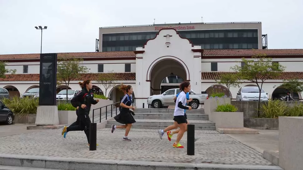 SIN PERDER TIEMPO. Las coreanas le dieron otra cara al Abasto durante el entrenamiento de la mañana. LA GACETA / FEDERICO ESPOSITO