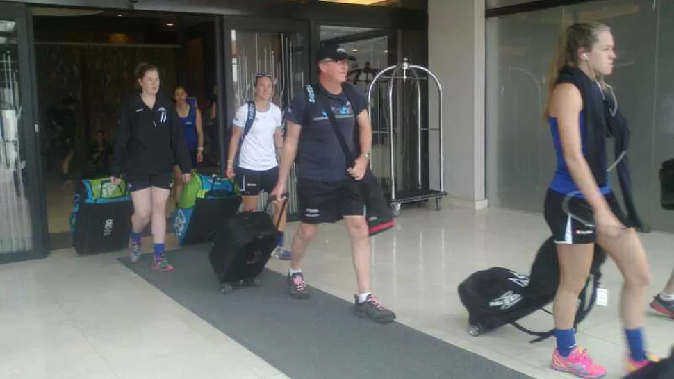 RUMBO AL ESTADIO. Las jugadoras salen del hotel. LA GACETA / MARIANA APUD. 