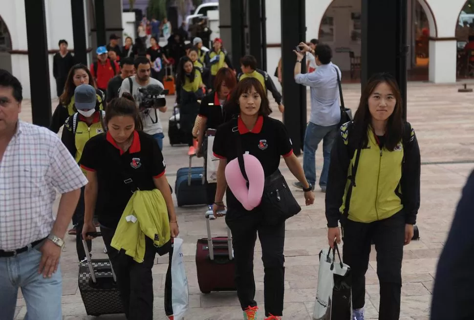 ACTITUD DE LÍDER. La capitana coreana encabeza la llegada de la delegación. 