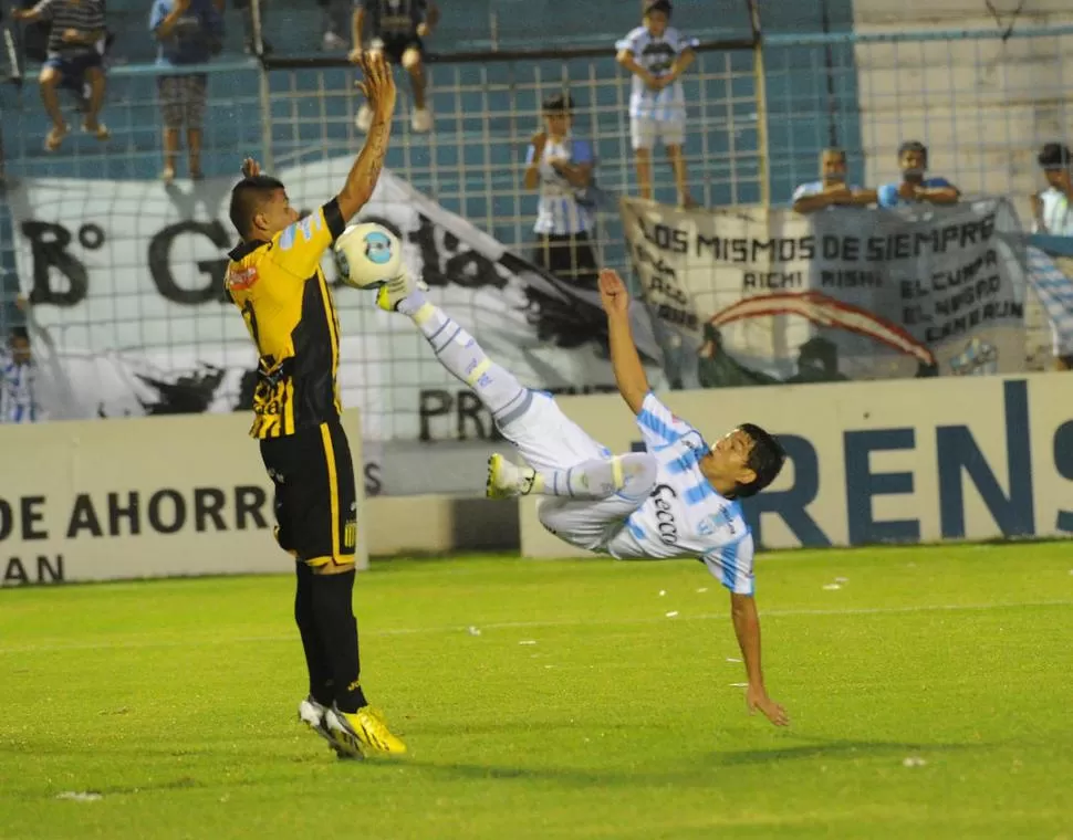 PIRUETA. Rodríguez intenta alcanzar el balón estilo ninja. El simoqueño no estuvo en su noche y Atlético sintió su ausencia. 