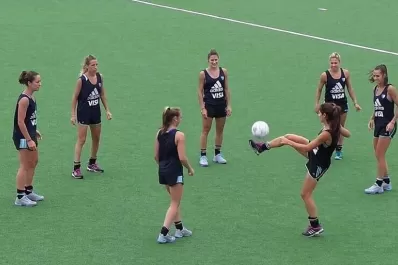 Las Leonas calientan haciendo pataditas