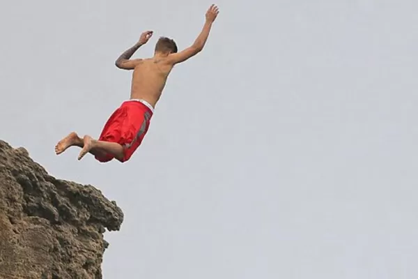 A lo Charly García, Justin Bieber se tiró al mar desde las alturas