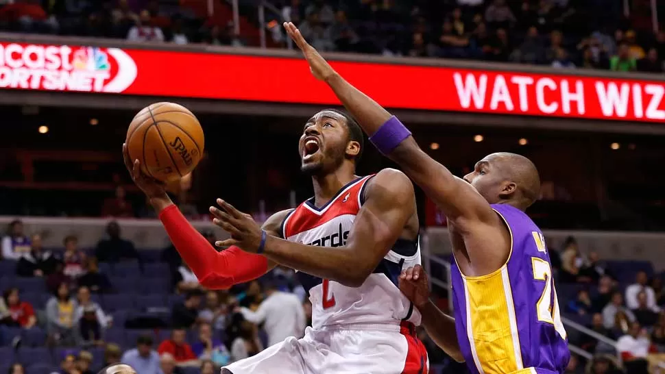 IMPARABLE. Wall anotó 31 puntos para los Wizards. REUTERS