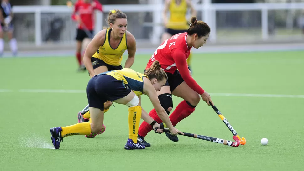 THE MATCH. Two players of Australian team against a corean player. LA GACETA JORGE OLMOS SGROSSO. 