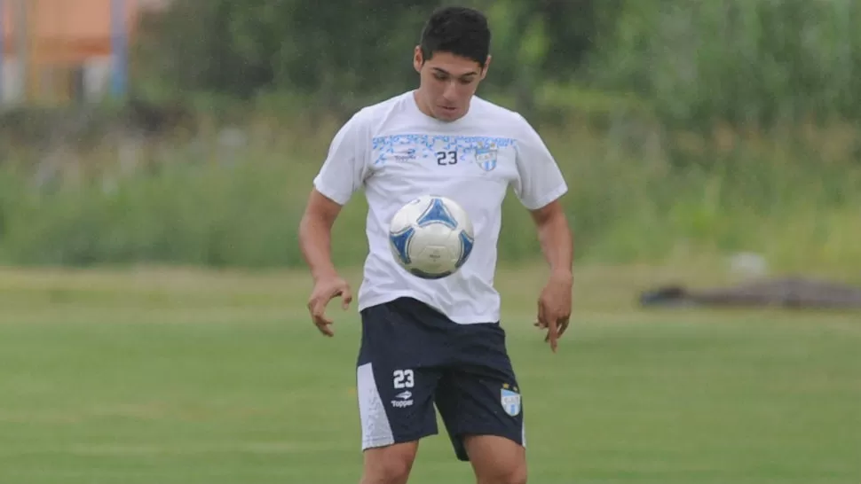 JUEGUITO. Valdez se divierte con la pelota antes de comenzar la primera práctica de la semana con el plantel decano completo. La actividad fue light para los que jugaron contra Almirante Brown. 