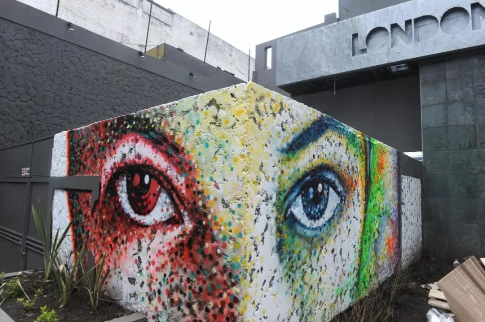 PENETRANTE MIRADA. En el exterior del ex Bingo, en Corrientes 680, quedó este mural que el artista Juan Abba pintó durante la semana pasada. LA GACETA / FOTO DE ANTONIO FERRONI 