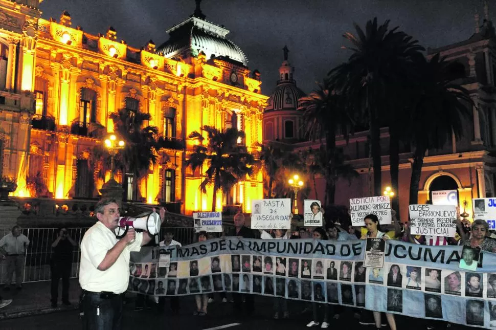 EXPECTANTE. Alberto Lebbos encabezó ayer la marcha contra la impunidad a la misma hora en la que declaraba el acusado de matar a su hija Paulina. LA GACETA / FOTO DE HéCTOR PERALTA