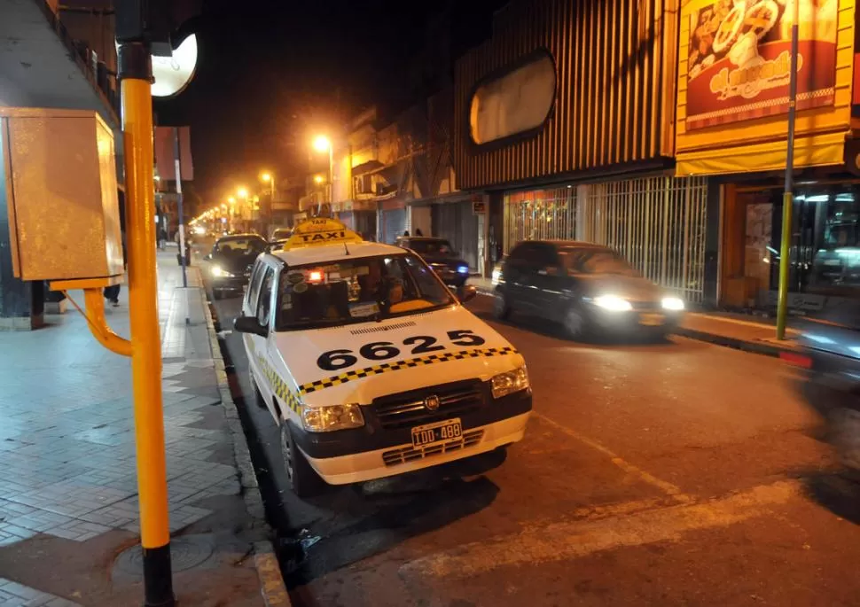 QUEJA TAXIMETRERA. La implementación de la tarifa nocturna no satisface a los gremios del sector; exigen una bajada de bandera diurna de $ 6. LA GACETA / FOTO DE ARCHIVO