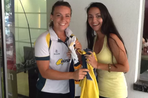 Una tucumana intercambió su camiseta con una australiana