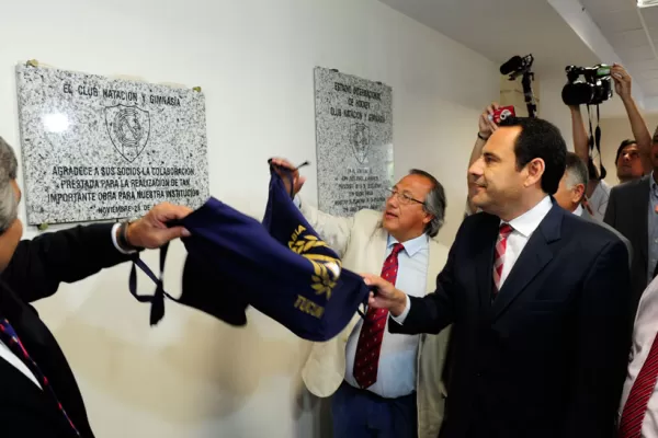 Amado inauguró la cancha de hockey y le bajó el pulgar a la de fútbol