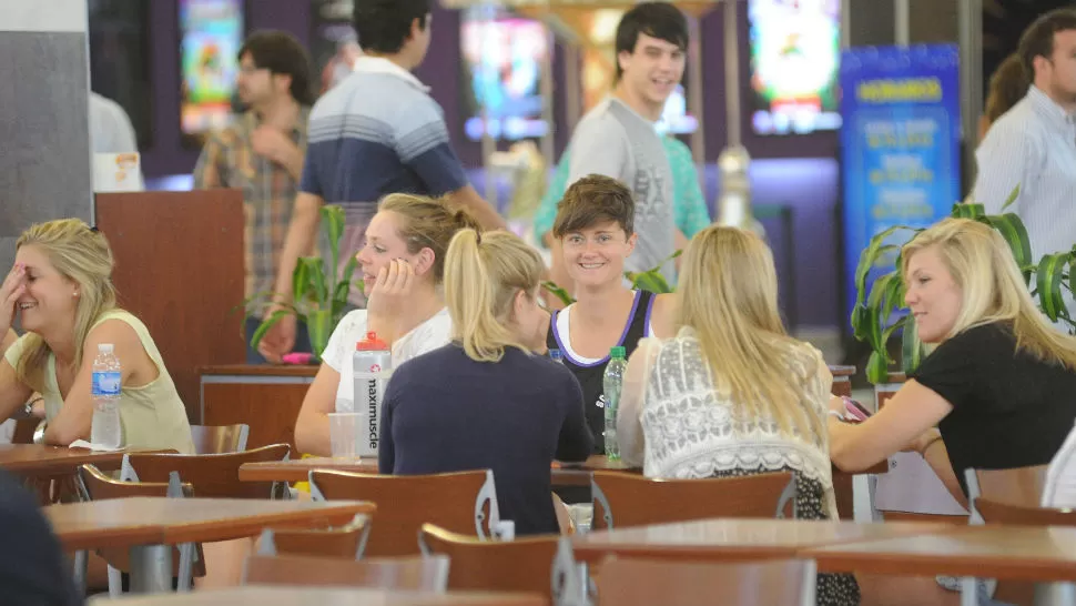 JUNTAS. Las inglesas, en el shopping.