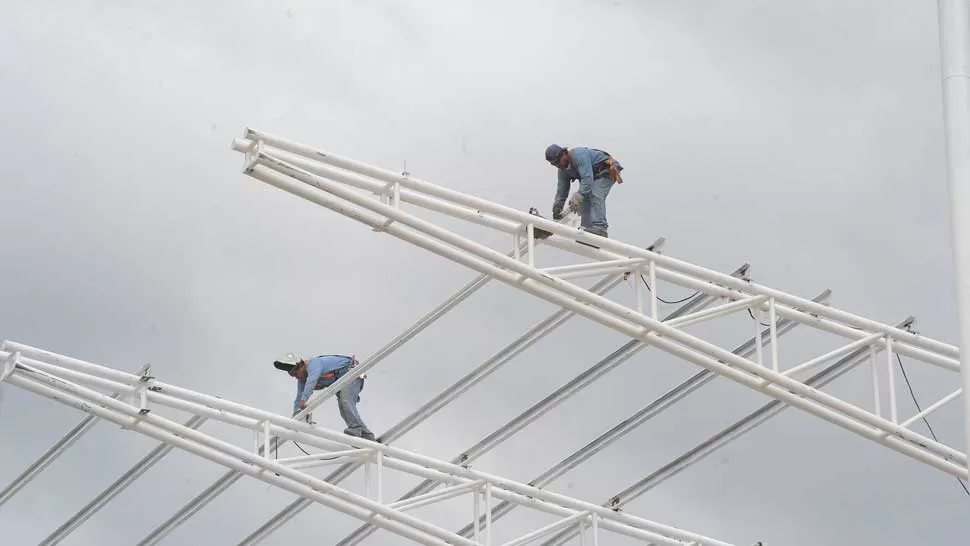 EQUILIBRIO. Los trabajadores no están sujetados a nada mientras trabajan a metros del suelo. LA GACETA / HECTOR PERALTA