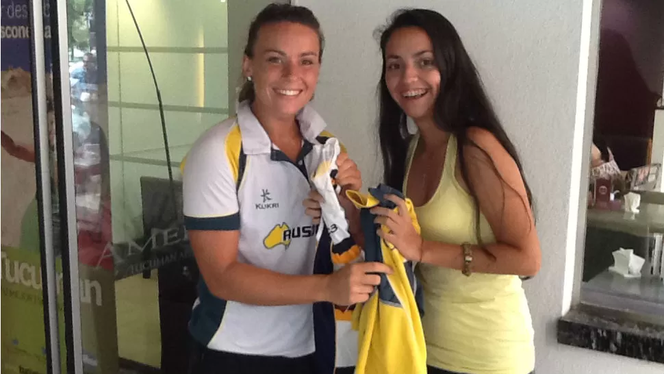 CAMBIO. Agostina le dio la suya del Club Lawn Tennis y Parker la de las Hockeyroos. FOTO DE AGOSTINA BUSTOS NANTERRE