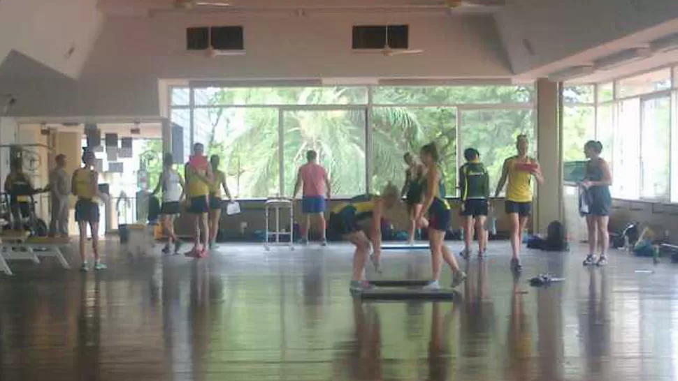 ENTRENANDO. Las chicas se ejercitaron en el gimnasio. LA GACETA/ FOTO DE MARIANA APUD