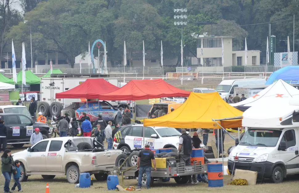 UN CENTRO DE MUCHA ACTIVIDAD. El vivac montado este año en el circo hípico resultó muy práctico y funcional para todos los equipos. El año próximo, la caravana pernoctará allí el jueves 9 de enero. 