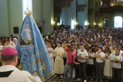 La bajada de la imagen al camarín da inicio a la fiesta de la Virgen del Valle
