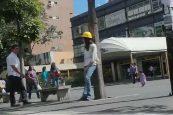 Y un día llegó la venganza de las mujeres contra los piropos de albañiles