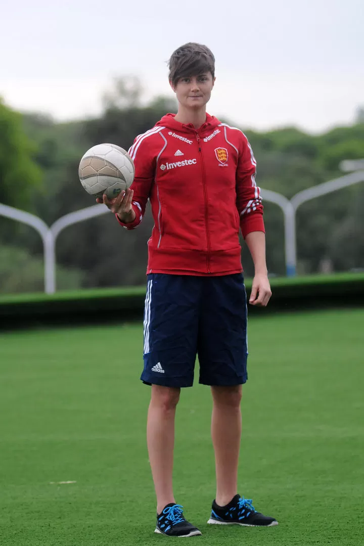 LA TIENE CLARA. Walton, que aquí sostiene una pelota de fútbol, se decidió por el hockey para jugar los Juegos Olímpicos. 