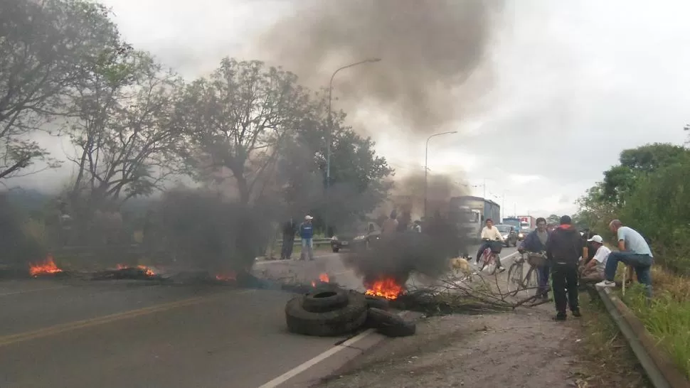 PIQUETE. Corte en uno de los accesos a la ciudad de Lules. GENTILEZA HUGO RODRIGUEZ 