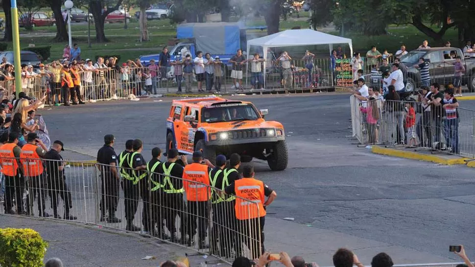 SIEMPRE ESTA. El Hummer de  Robby Gordon será uno de los animadores de la carrera. ARCHIVO LA GACETA