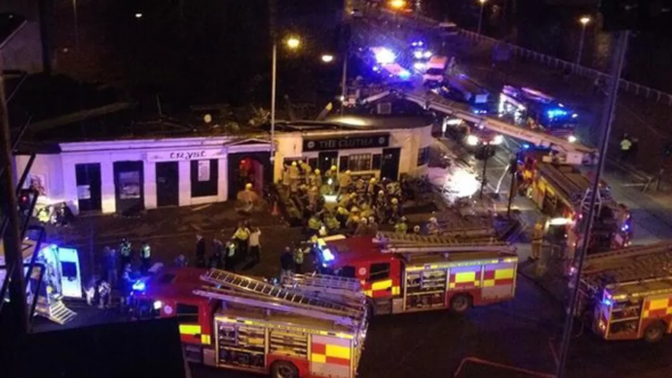 DURO PANORAMA. Según los testigos, la aeronave se incrustó de lleno en el bar. FOTO TOMADA DE BBC.CO.UK