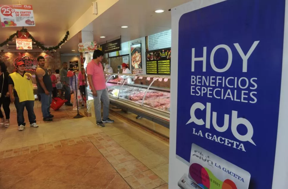 PREPARAR LA PARRILLA.  En De carne somos, con el descuento del Club, el kilo de vacío te cuesta $26.25.  LA GACETA / FOTO DE ANTONIO FERRONI 