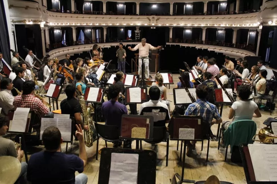 SOBRE EL ESCENARIO. Los músicos de la Banda Sinfónica de la Provincia esperan las instrucciones de García y de Quintero, en el ensayo del miércoles. PRENSA ENTE CULTURAL DE TUCUMáN