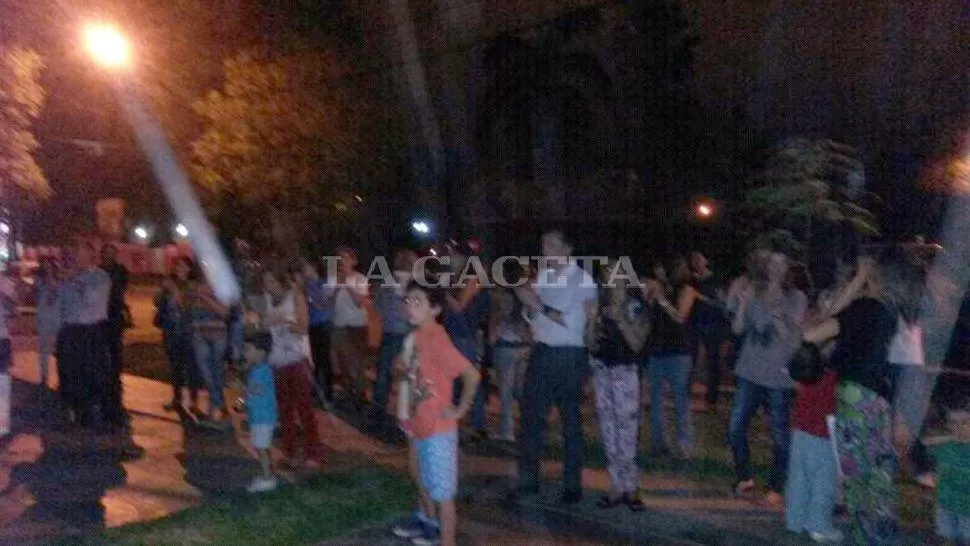 CANSADOS. Los manifestantes, frente a la comisaría. GENTILEZA JULIETA DEL RIO