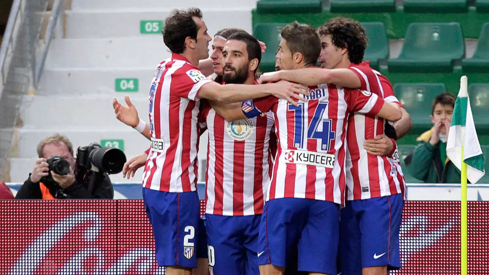 BIEN ARRIBA. El Atlético Madrid llegó a lo más alto del tablero. REUTERS.