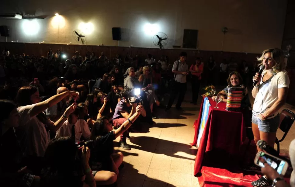 ES UN EJEMPLO. Macarena respondió preguntas de las chicas y les dio consejos, se fotografió con todas y devolvió el amor en cada una de sus palabras con las alumnas del colegio Hermanas Esclavas. 