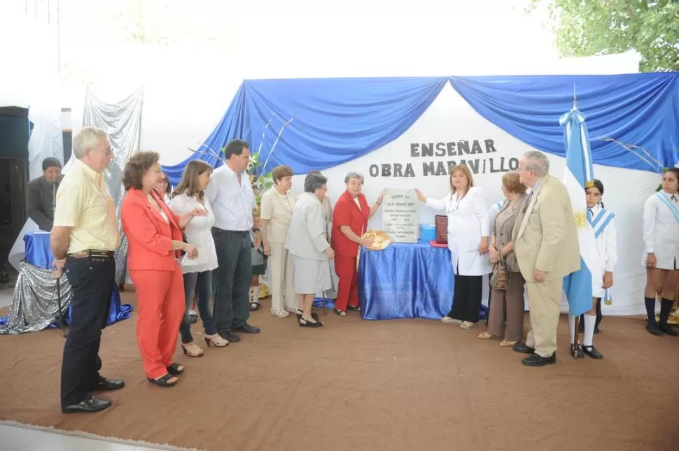 MOMENTO EMOTIVO. Familiares de Ardiles Gray y docentes de la escuela de La Florida descubren la placa que recuerda al escritor y periodista. LA GACETA / FOTO DE OSVALDO RIPOLL