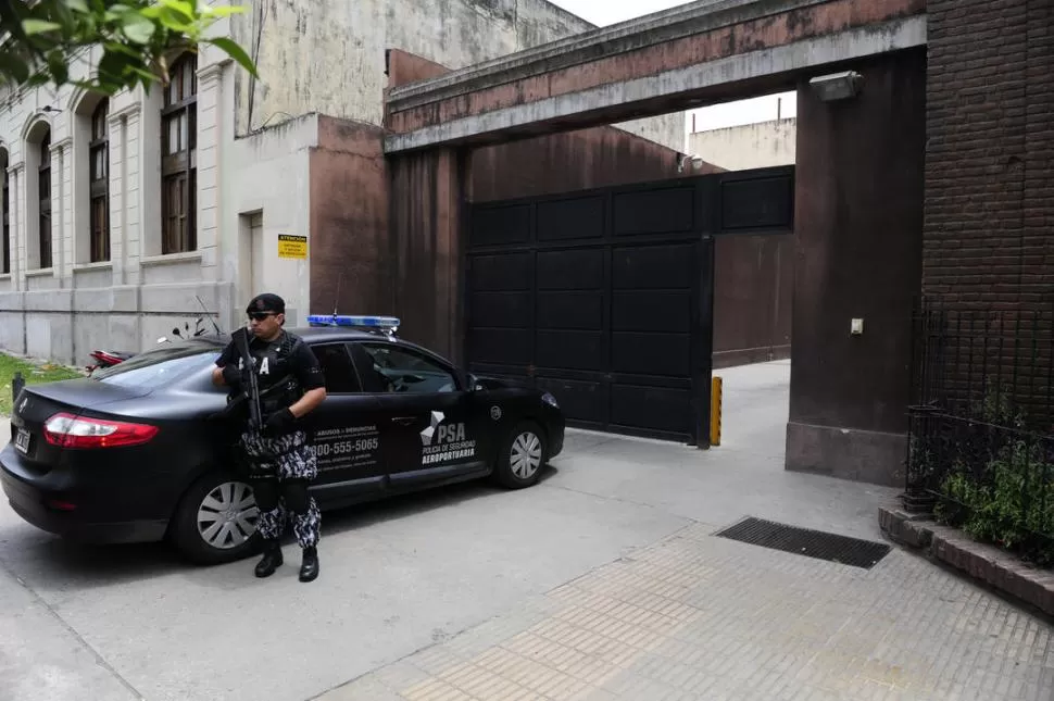 FUERTE CUSTODIA. Barrera y Brito fueron trasladados el jueves a tribunales bajo un estricto operativo de la Policía de Seguridad Aeroportuaria. LA GACETA / FOTO DE JORGE OLMOS SGROSSO