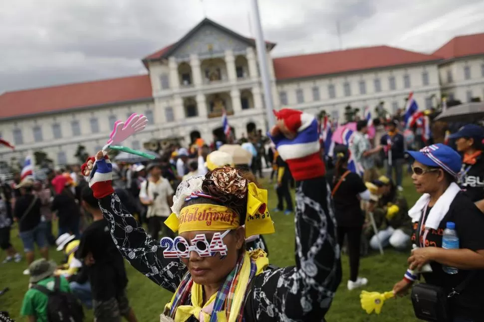 EN BANGKOK. Una base militar fue tomada por grupos opositores. REUTERS