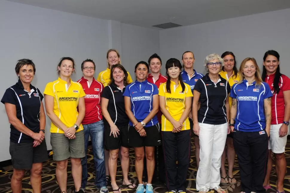 TODAS JUNTAS. LG Deportiva reunió a todas las mujeres que impondrán justicia y sus managers en todos los partidos del certamen a partir de hoy. También hay una persona encargada del video ref. 