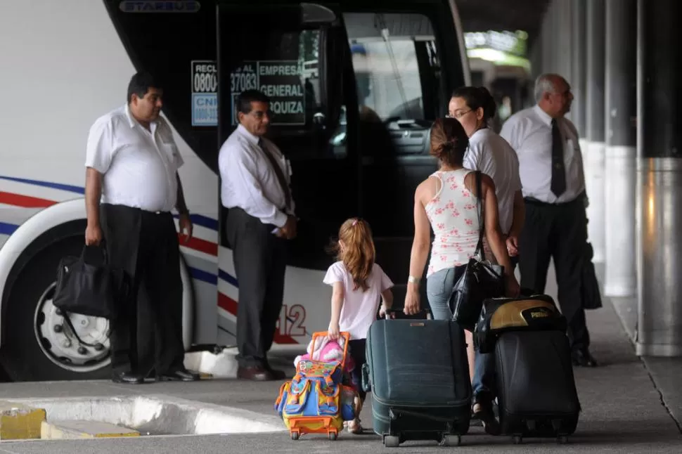 HACIA EL DESCANSO. El año se cierra con un reajuste en el valor de los boletos de micros de larga distancia. LA GACETA / FOTO DE INES QUINTEROS ORIO (ARCHIVO)