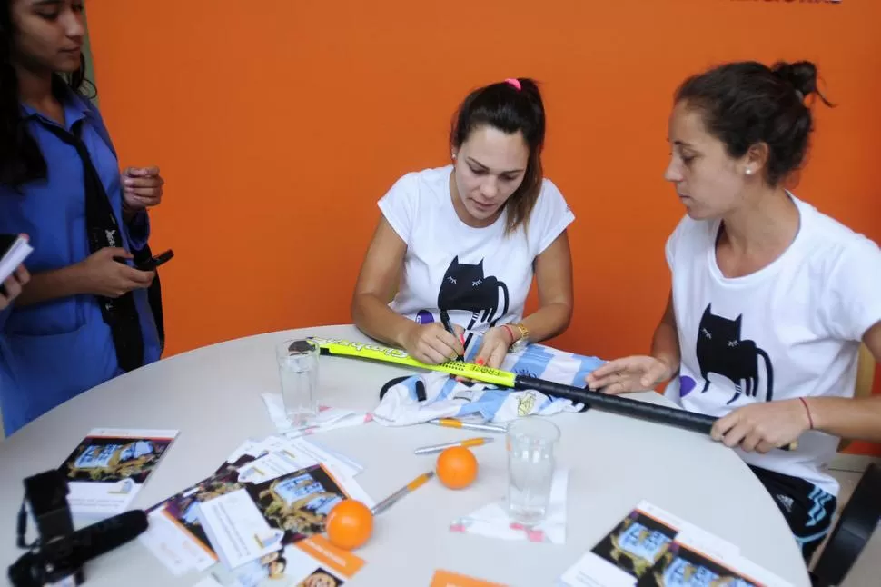 DOS LEONAS DISTENDIDAS. Barrionuevo (izquierda) y D'Elía tuvieron ayer contactos con sus fans y firmaron autógrafos. LA GACETA / FOTO DE ANALíA JARAMILLO